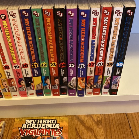My hero academia books 1-30 & ultra analysis and vigilantes . Total 32 books - Picture 5 of 12